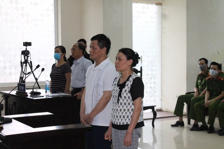 Vợ chồng bị cáo Lẫm Quyết tại phiên tòa sáng ngày 11.5 - ảnh MD