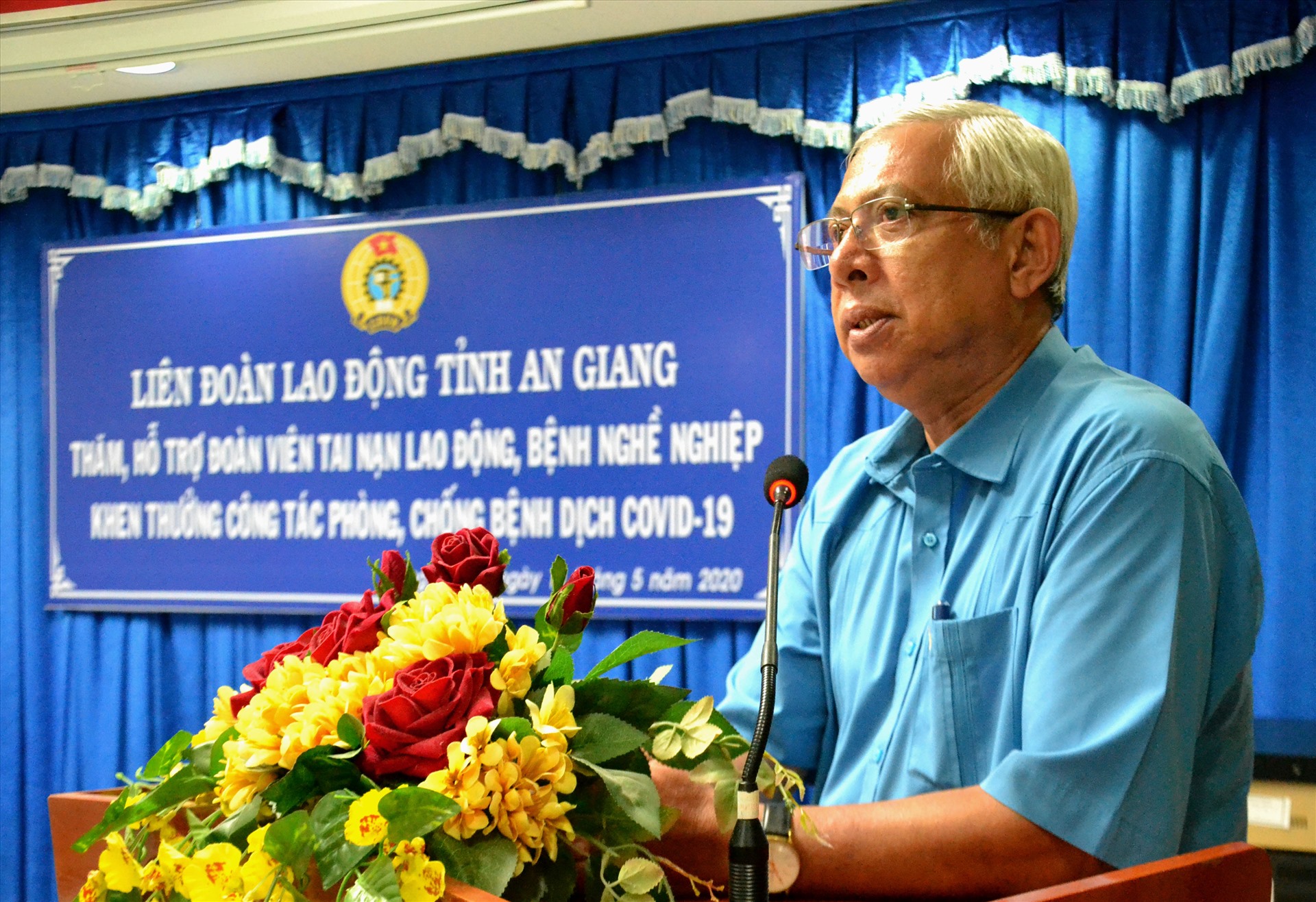 Ông Nguyễn Thiện Phú phát biểu tại lễ khen thưởng các tập thể, cá nhân đạt thành tích xuất sắc trong công tác phòng, chống dịch COVID-19. Ảnh: LT