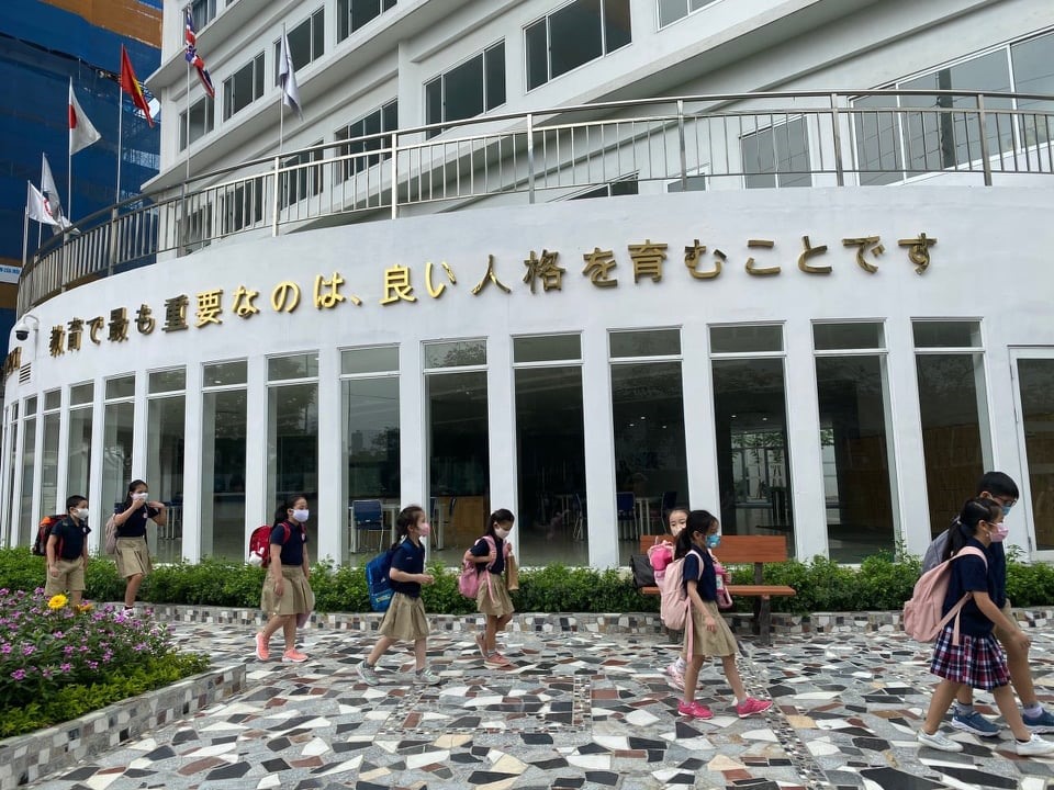 Học sinh Trường Quốc Tế Nhật Bản chủ động đi vào lớp sau khi được đo thân nhiệt và thực hiện sát khuẩn tay. Ảnh: Việt Anh