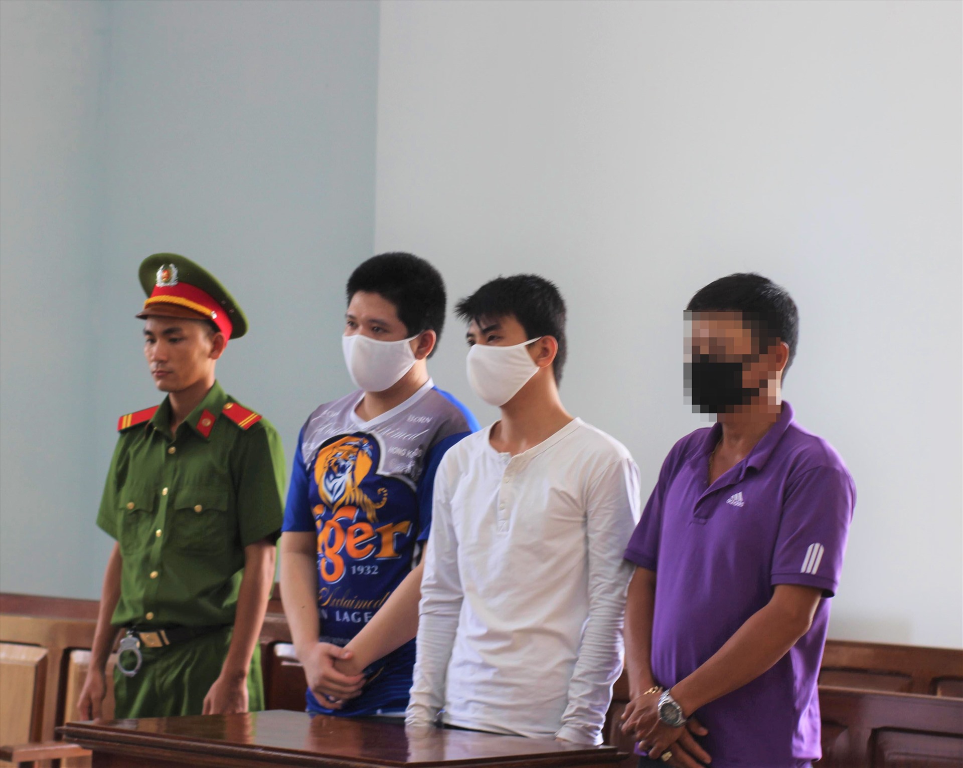 Bị cáo Nguyễn Văn Thắng (áo xanh dương), bị cái Nguyễn Long Hải (áo trắng) và bị cáo P.Q.P (áo tím) tại phiên tòa sơ thẩm. Ảnh: Thành Nhân