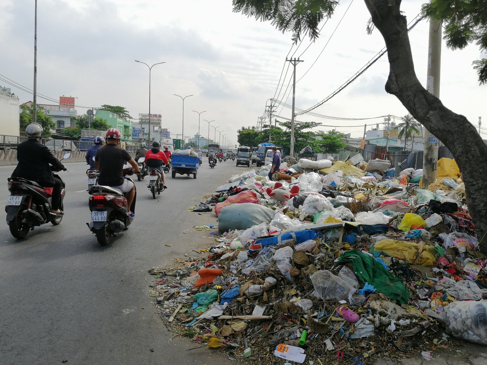 Bãi rác lớn nằm ngay trên đoạn quốc lộ 1A, đoạn qua quận 12. Ảnh: Trí Minh.