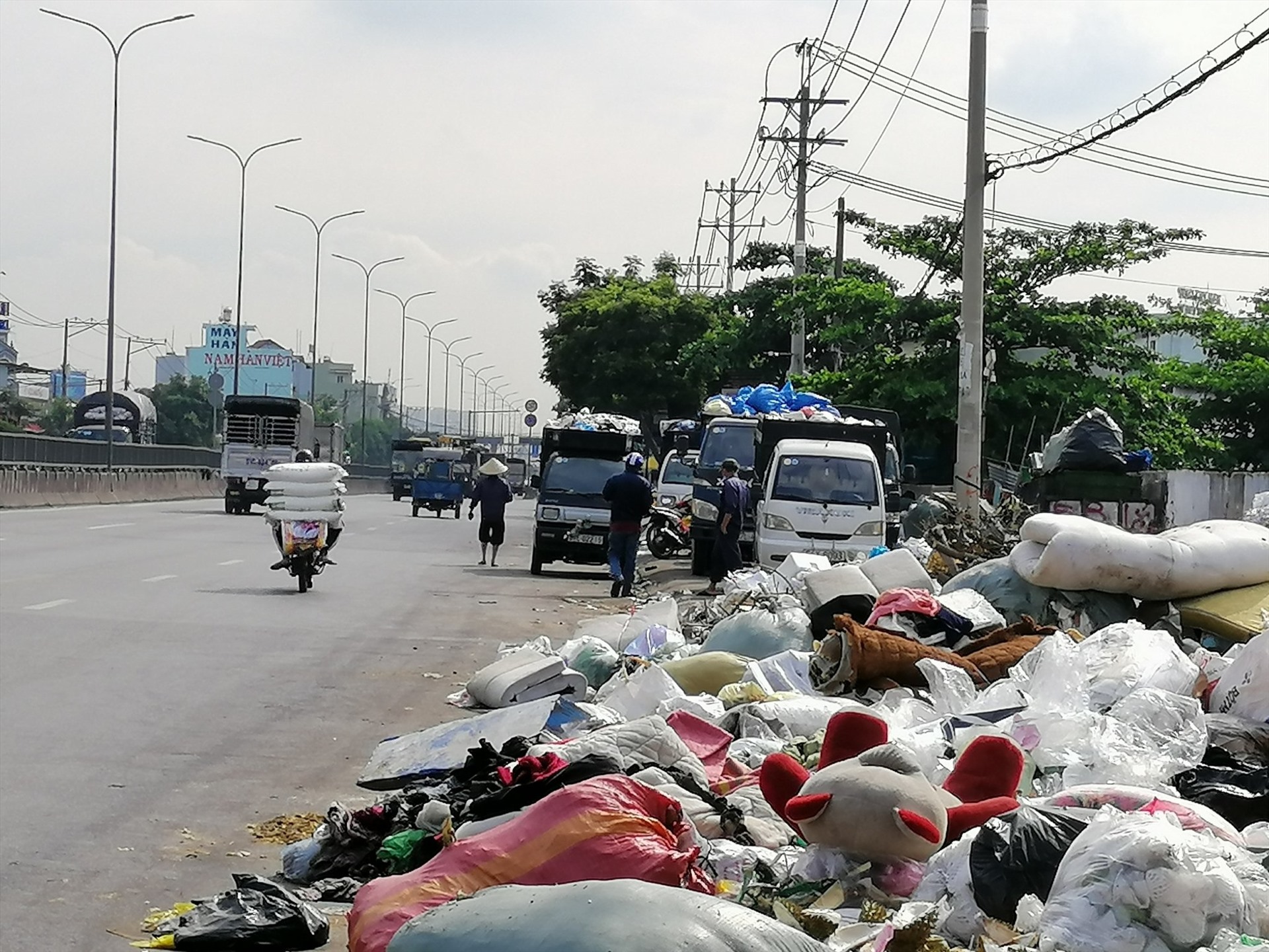 Theo đại diện phường Tân Thới Nhất, bãi rác sẽ được xử lý dứt điểm vào ngày 14.5.