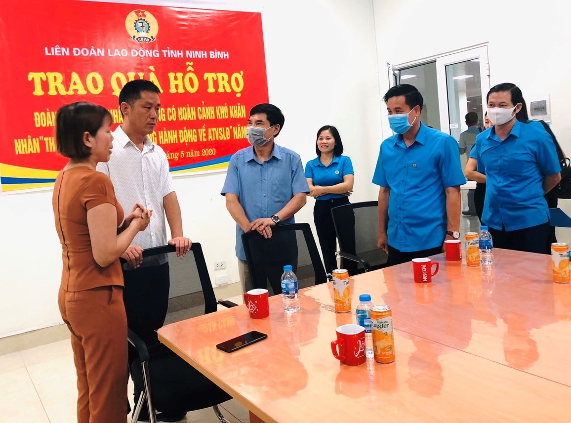 Đại diện lãnh đạo Ủy ban MTTQ Việt Nam, Ban Dân vận Tỉnh ủy và lãnh đạo LĐLĐ tỉnh Ninh Bình chia sẻ những khó khăn với lãnh đạo Công ty TNHH Ever Great International. Ảnh: NT