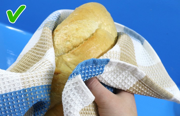 Vỏ nhựa, bọc và túi là những lựa chọn tồi tệ nhất để lưu trữ bánh mì. Cách tốt nhất là bọc nó bằng khăn bếp sạch và cất trong hộp bánh mì hoặc lò vi sóng. Nó không chỉ cản trở quá trình hình thành nấm mốc mà còn giúp bánh mì luôn mềm mại. Ảnh Brightside.