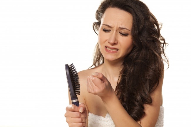 Sai lầm 1: Rụng nhiều tóc là dấu hiệu sức khoẻ xấu  Mỗi ngày có khoảng 150-200 sợi tóc rụng. Tuy nhiên, thường là vào mùa xuân và mùa thu, tóc ít mọc mới vì trải qua một giai đoạn gọi là telogen (còn được gọi là giai đoạn nghỉ ngơi của nang lông). Vì thế sau đó khi tóc rụng với số lượng lớn như vậy. Đến giai đoạn anagen, tóc bắt đầu mọc trở lại. Nếu rụng tóc đáng kể xảy ra hơn hai mùa một năm và lâu hơn một tháng thì điều đó mới là dấu hiệu sức khoẻ và bạn chắc chắn nên đến bác sĩ để kiểm tra. Ảnh: Depositphotos/Brightside.