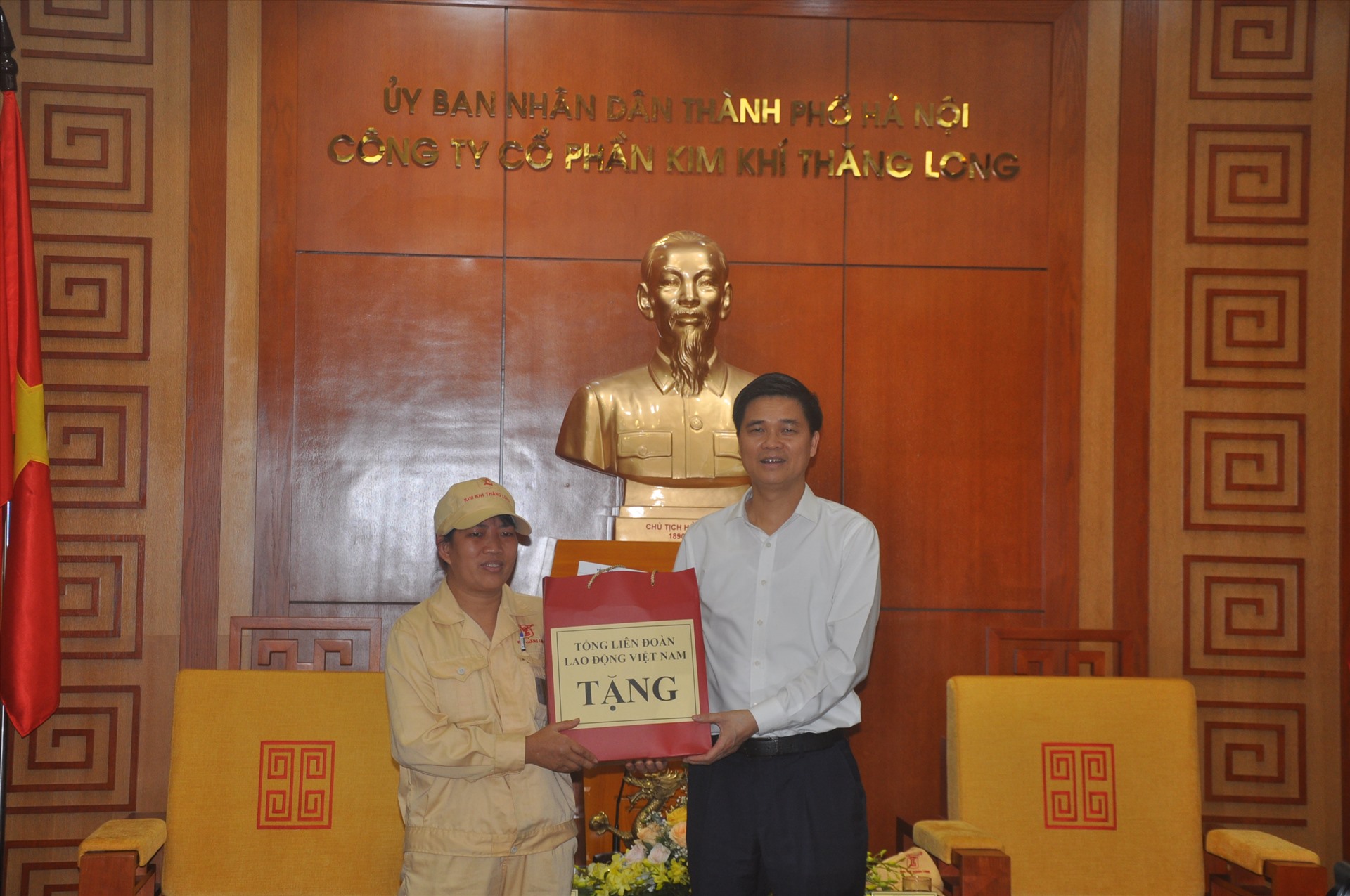 Ông Ngọ Duy Hiểu – Phó Chủ tịch Tổng Liên đoàn Lao động Việt Nam - trao quà tới chị Bùi Thị Hiền. Ảnh: Bảo Hân