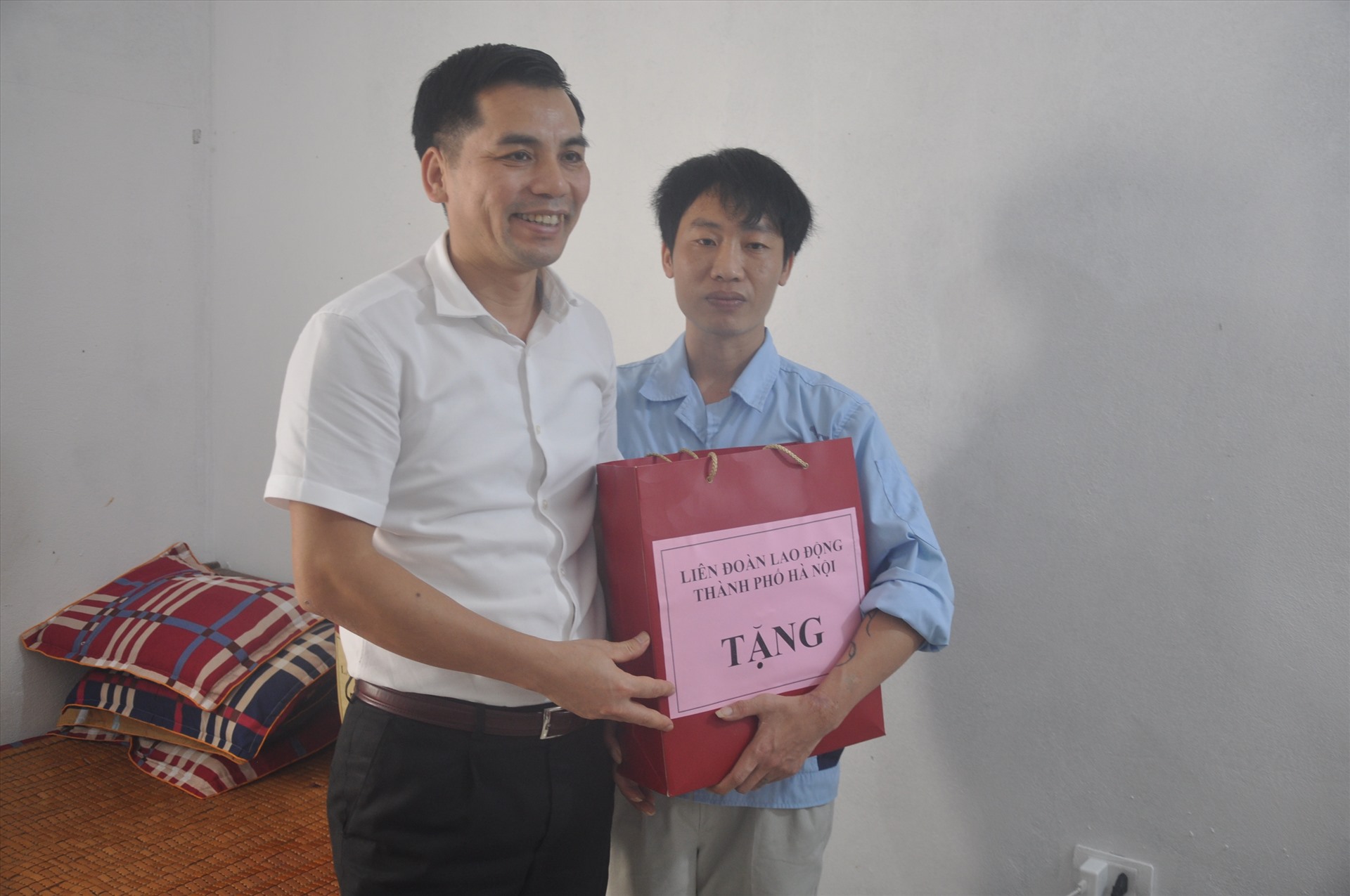Ông Lê Đình Hùng - Phó Chủ tịch Liên đoàn Lao động thành phố Hà Nội - trao quà tới anh Trần Văn Bảo. Ảnh: Bảo Hân