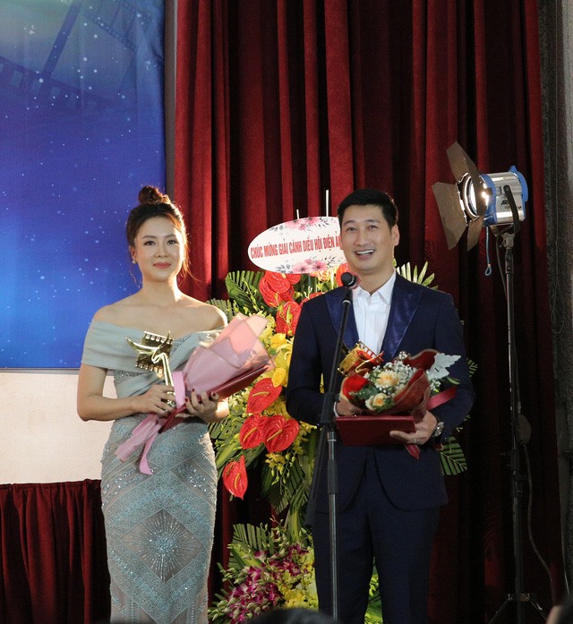 Hồng Diễm - Ngọc Quỳnh giành hai giải Nam - Nữ diễn viên xuất sắc hạng mục phim truyền hình. Ảnh: VTV.