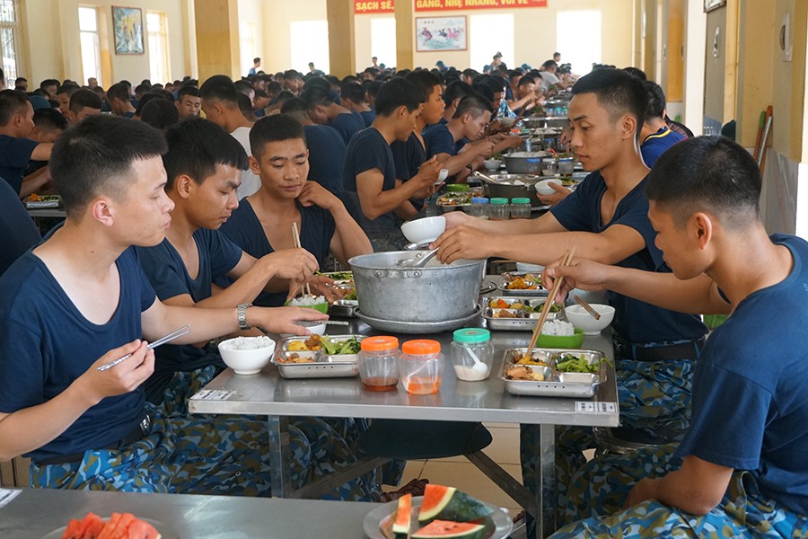 Giờ ăn trưa đã điểm, các tiểu đội xếp hàng phòng ăn đã quy định. Khẩu phần ăn đầy đủ dinh dưỡng giúp các chiến sĩ nạp lại năng lượng trong buổi sáng tập luyện mệt nhoài.