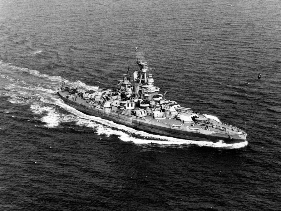 Thiết giáp hạm USS Nevada ngoài khơi bờ biển Đại Tây Dương vào ngày 17.9.1944. Ảnh: Hải quân Mỹ