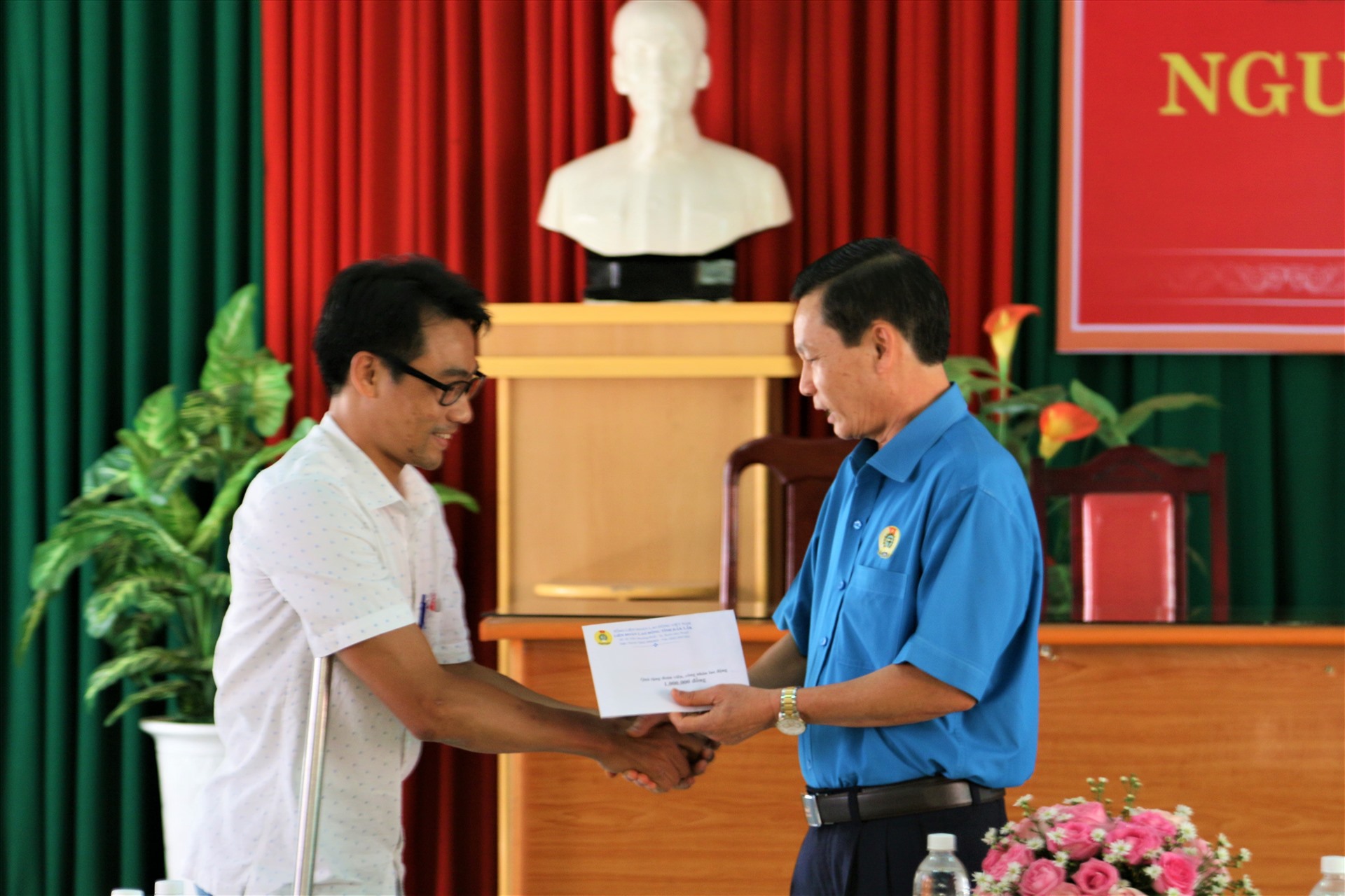 Lãnh đạo LĐLĐ tỉnh trao quà cho đoàn viên CĐCS Cty TNHH MTV In Đắk Lắk. Ảnh: Bảo Trung