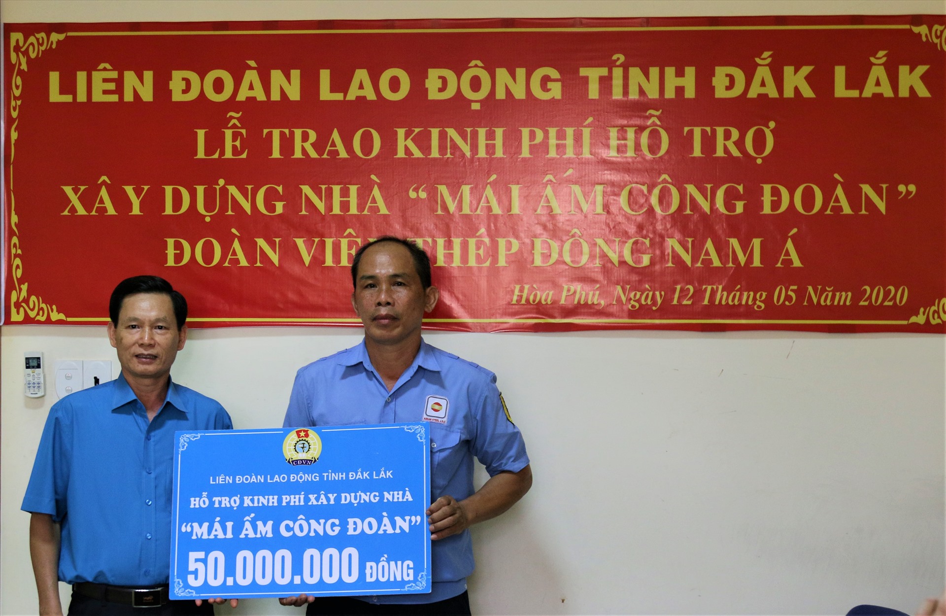 Lãnh đạo LĐLĐ tỉnh Đắk Lắk trao tiền hỗ trợ xây nhà ''Mái ấm Công đoàn'' cho đoàn viên có hoàn cảnh khó khăn. Ảnh; Bảo Trung