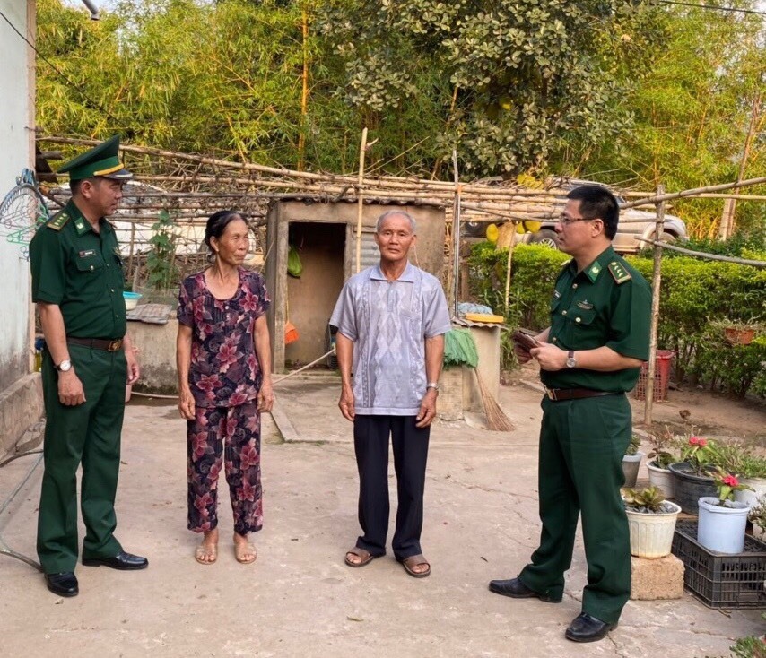 Thượng tá Trần Tuấn Anh, Phó Chỉ huy trưởng BCH Biên phòng Quảng Trị hứa sẻ chia sẻ khó khăn với gia đình bà Xưng. Ảnh: YMS.