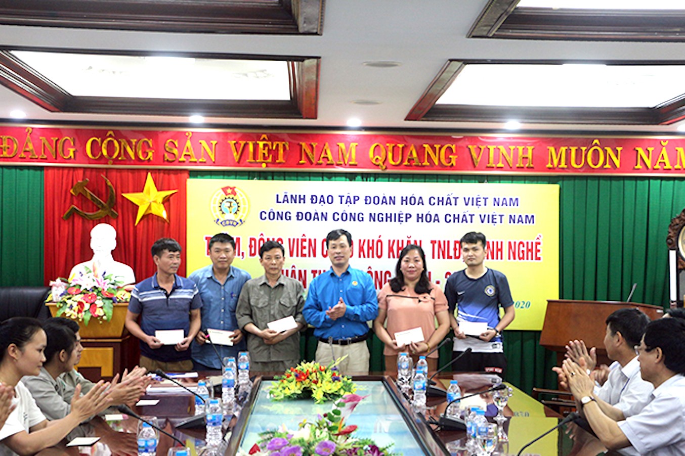Chủ tịch Công đoàn Công nghiệp Hoá chất Việt Nam Nguyễn Huy Thông (thứ ba từ phải sang) trao hỗ trợ cho công nhân có hoàn cảnh khó khăn. Ảnh: Xuân Tùng