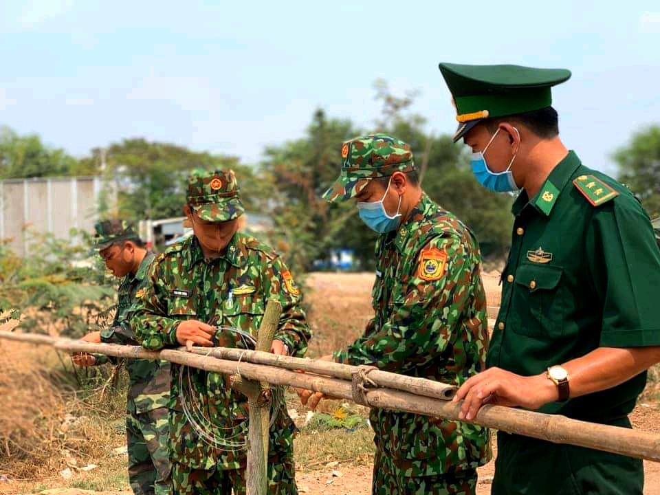 Bộ đội Biên phòng Cửa khẩu Long Bình lập rào chắn tuyến biên giới. Ảnh:  LT