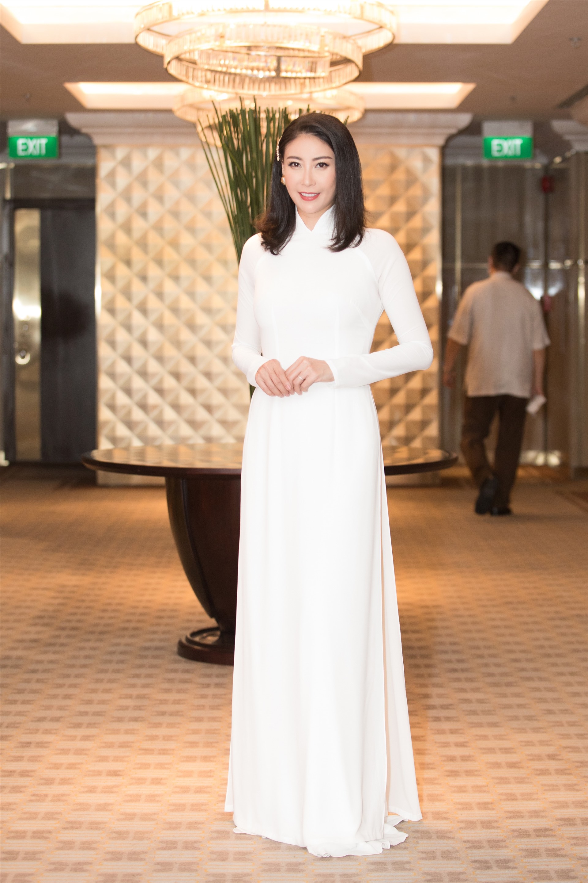 Không hề thua kém đàn em, Hoa hậu Hà Kiều Anh vẫn khoe nhan sắc rực rỡ khi xuất hiện trong trang phục áo dài. Ảnh: Sen Vàng.