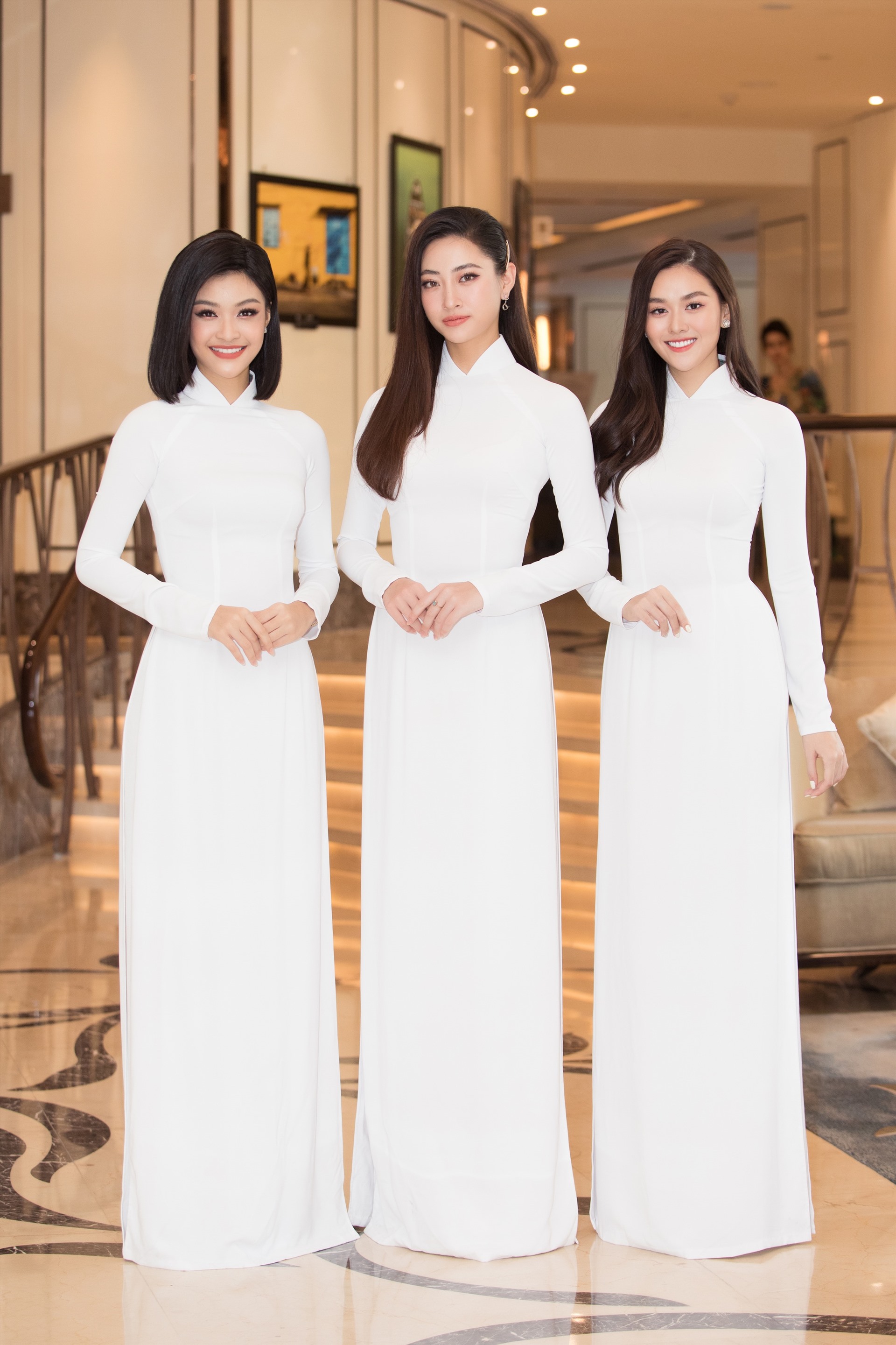 Không chỉ những thế, buổi họp báo lần này còn có sự xuất hiện của Top 3 Miss World Vietnam. Chưa đầy 1 năm đăng quang nhưng nhan sắc của ba nàng hậu Lương Thùy Linh, Kiều Loan và Tường San đều thăng hạng vượt bậc. Ảnh: Sen Vàng.