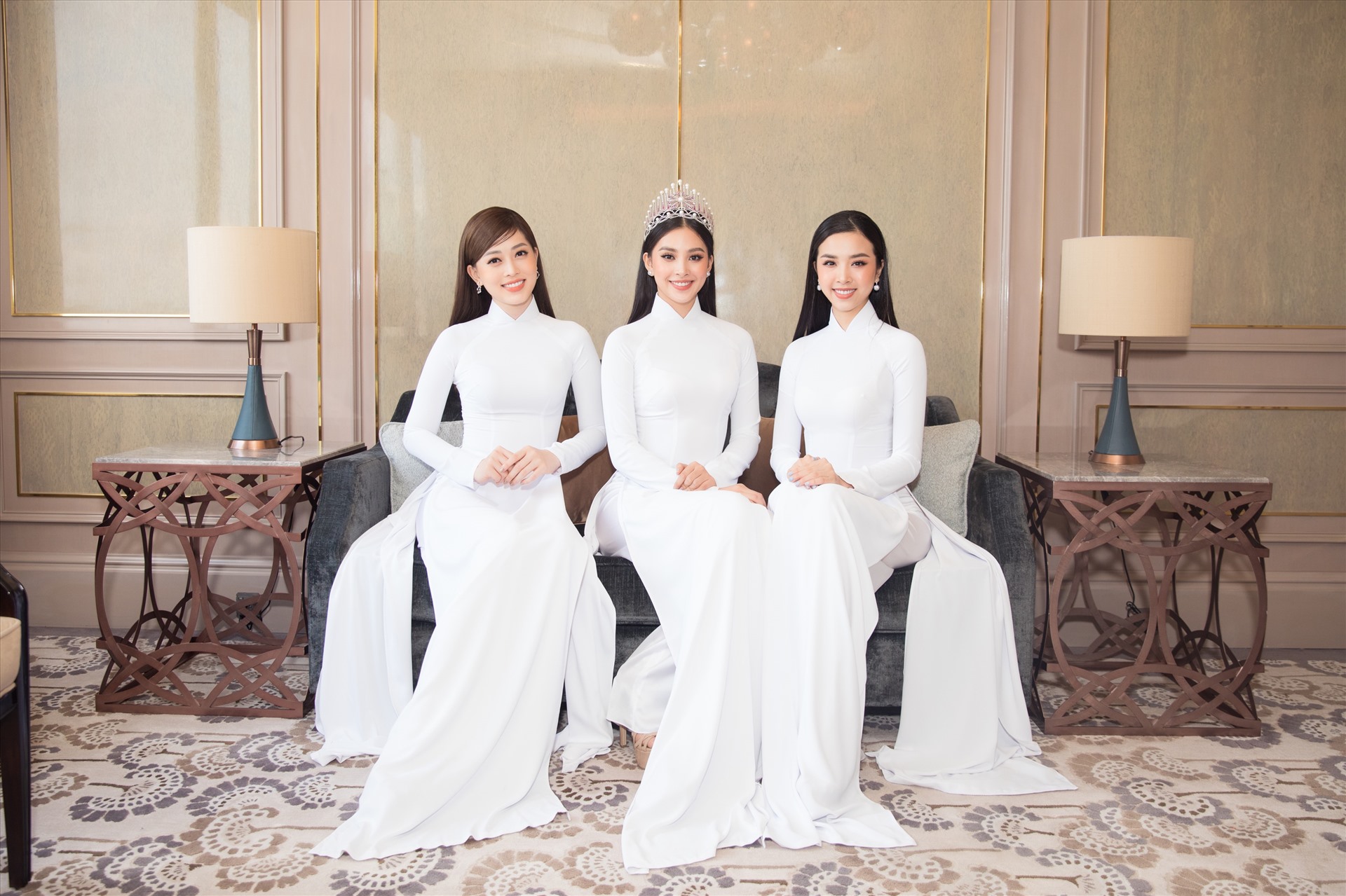 Top 3 Hoa hậu Việt Nam 2018 khoe sắc trong tà áo dài trắng đồng điệu nhưng mỗi người vẫn toát lên một nét đẹp riêng biệt. Trong suốt 2 năm đương nhiệm cả ba cô nàng luôn chiếm trọn tình cảm của khán giả với hình ảnh chỉn chu và đóng góp hết mình trong các hoạt động xã hội. Ảnh: Sen Vàng.