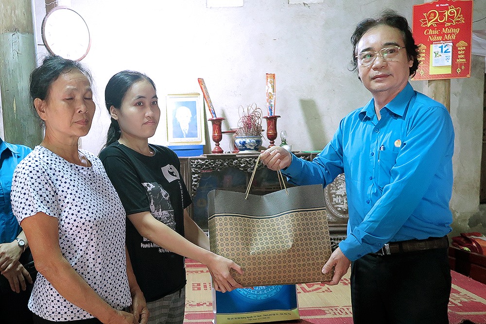 Lãnh đạo Công đoàn các khu công nghiệp trao quà cho gia đình đoàn viên Nguyễn Thị Vân Anh đang làm việc tại Công ty TNHH Junma Phú Thọ. Ảnh: Hoàng Tuấn