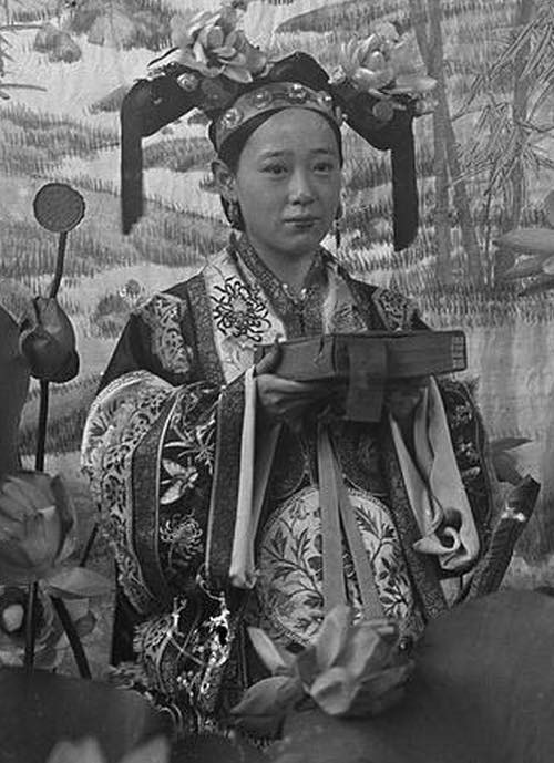 Phi tần, cách cách Trung Quốc từ lâu đã trở thành biểu tượng cho sự quyền lực, đẳng cấp và vẻ đẹp của phụ nữ trong lịch sử Trung Quốc. Hãy đến xem hình ảnh của những cô gái này, bạn sẽ nhận ra rằng sự uyển chuyển và kiêu sa không chỉ xuất hiện trong truyền thuyết mà còn tồn tại trong thực tế.