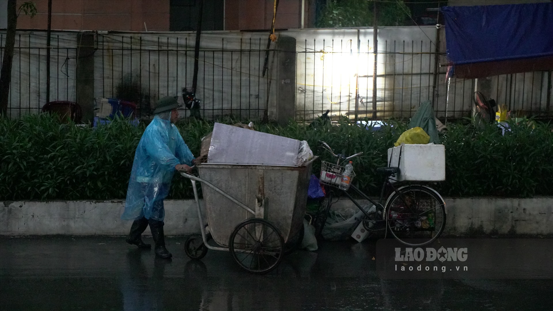 Dù mưa lớn nhưng những công nhân môi trường vẫn tiếp tục công việc của mình.