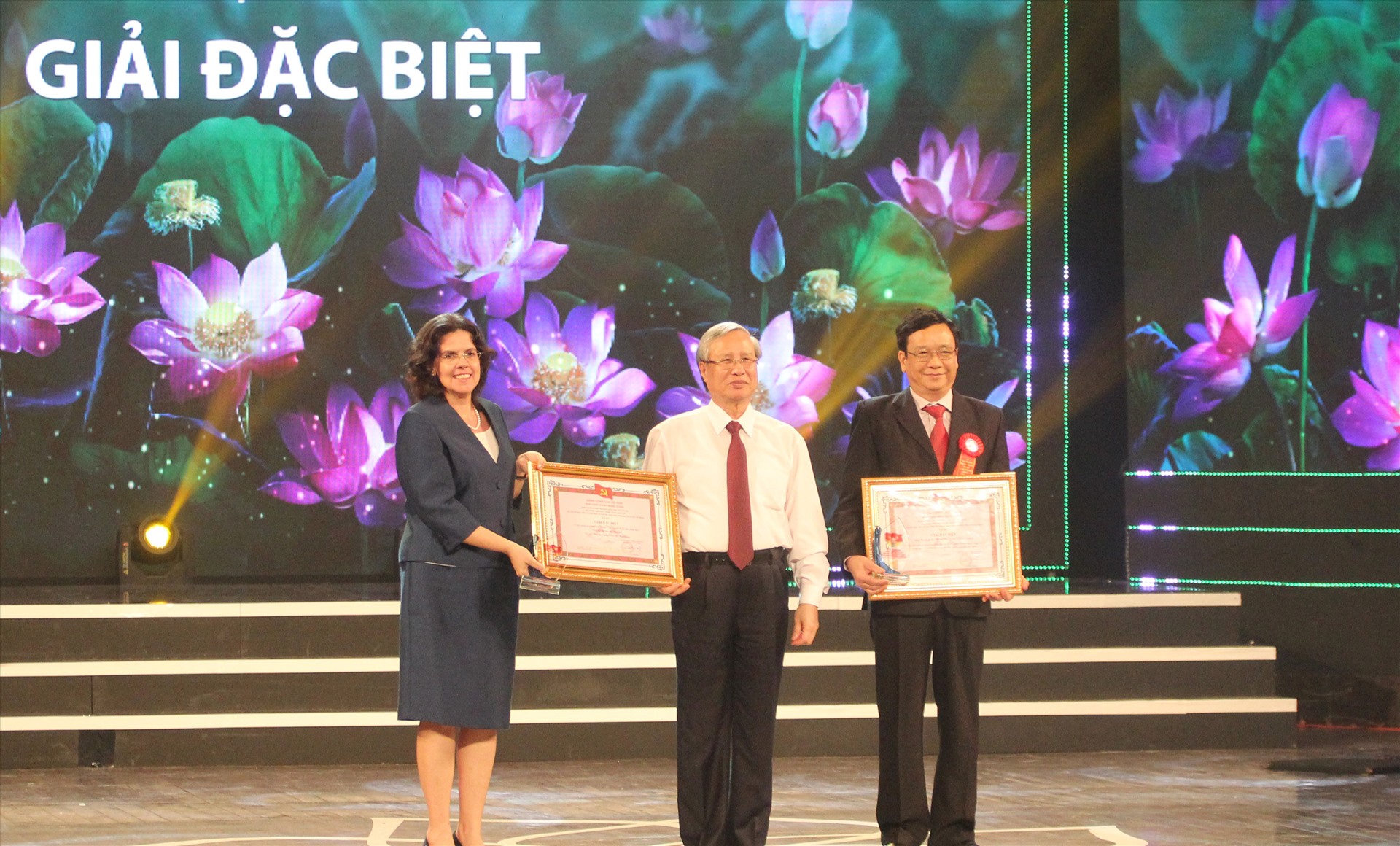 Uỷ viên Bộ Chính trị, Thường trực Ban Bí thư Trần Quốc Vượng trao giải đặc biệt cuộc thi. Ảnh T.Vương