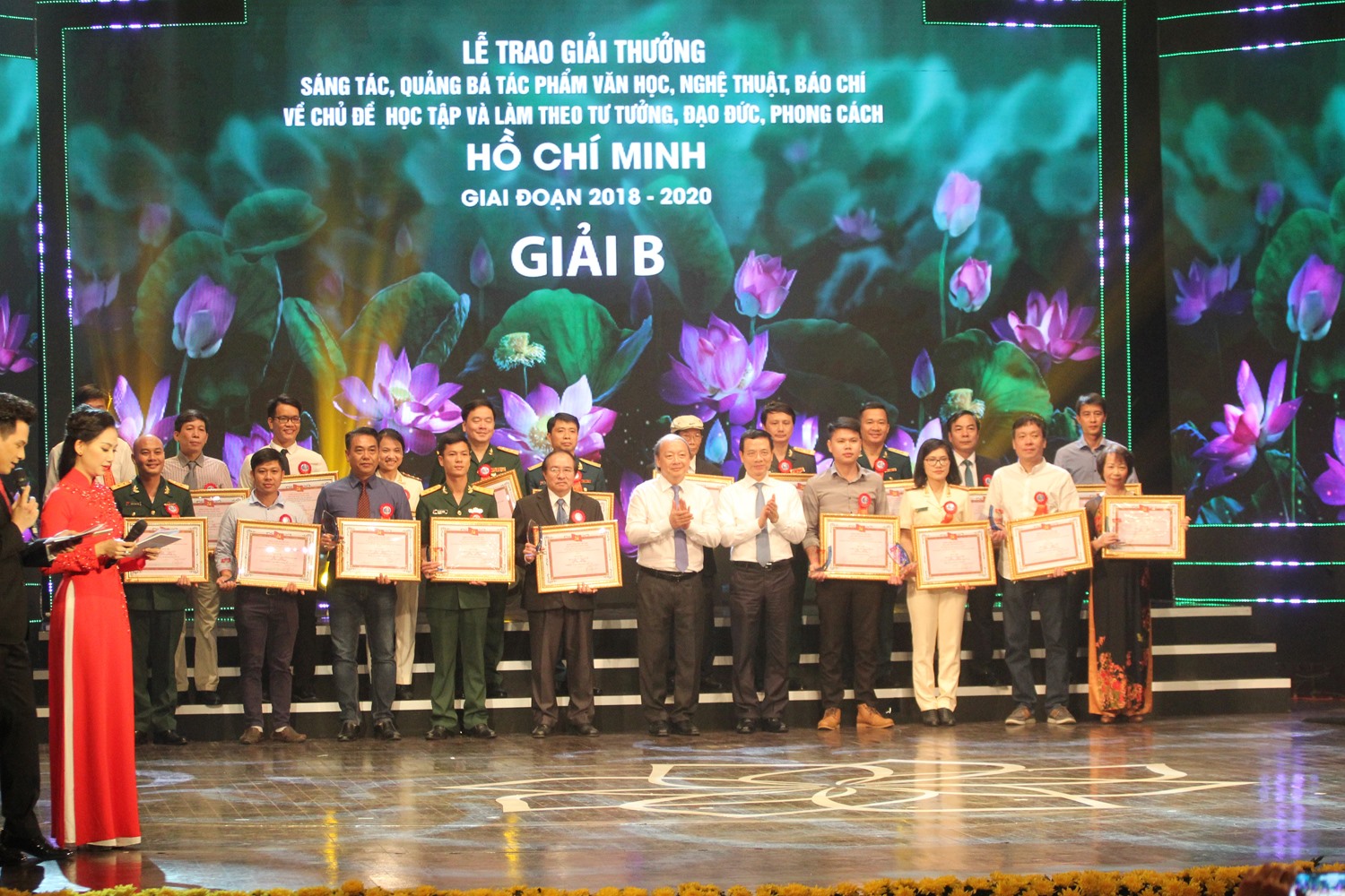 Bộ trưởng Bộ Thông tin và Truyền thông Nguyễn Mạnh Hùng và Phó Trưởng Ban Tuyên giáo Trung ương Võ Văn Phuông trao giải cho các tác giả đạt giả B. Ảnh T.Vương