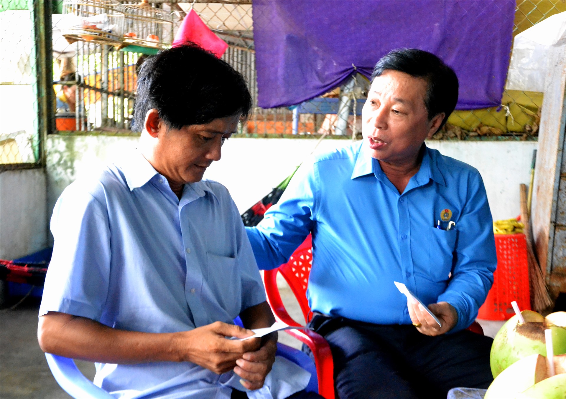 Ông Trần Thanh Việt ân cần thăm hỏi anh Võ Thành Ao đoàn viên Nghiệp đoàn bốc xếp Hàm Ninh, bị tai nạn lao động, mất sức khỏe trên 30%. Ảnh: LT