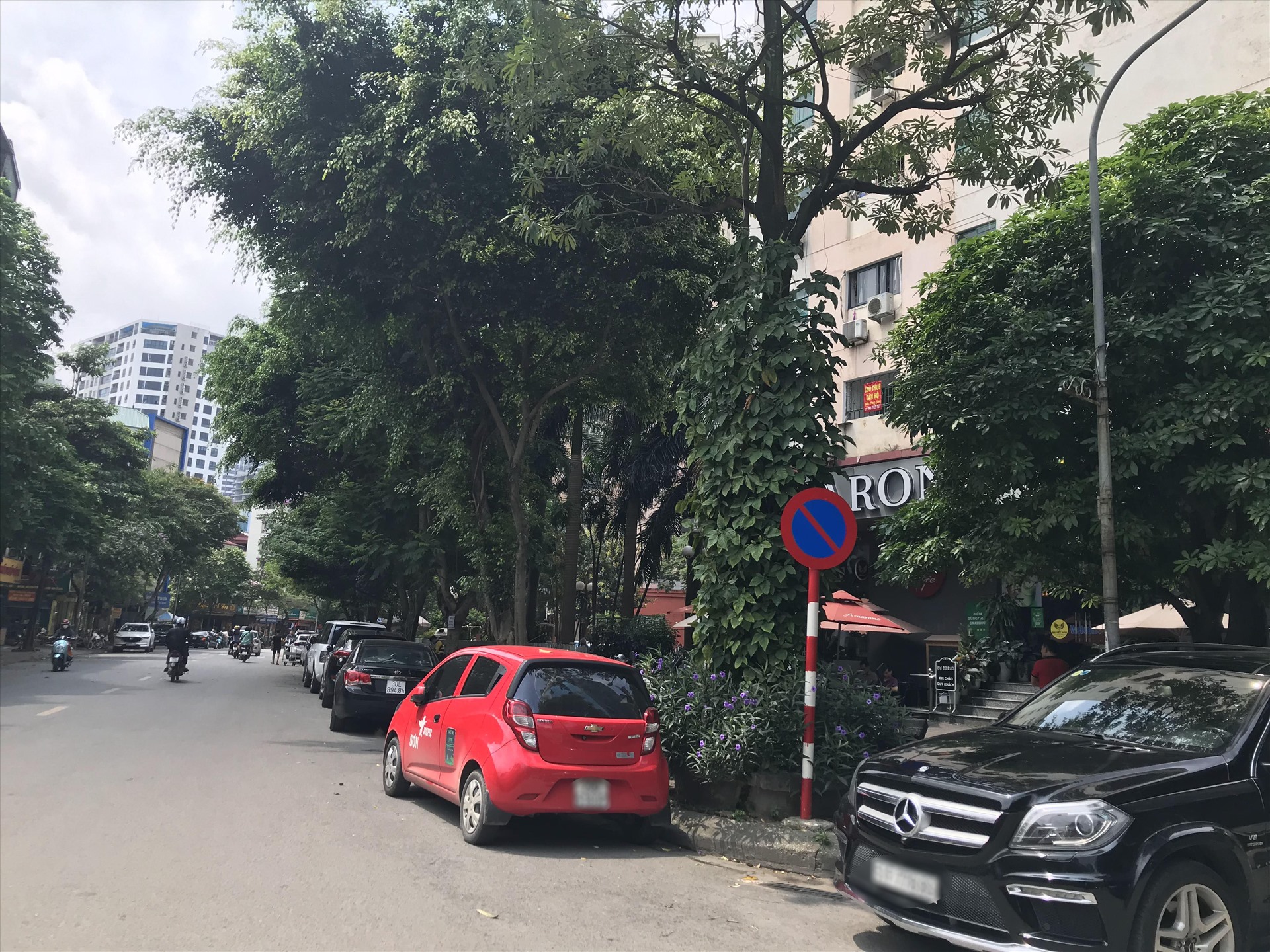 Đỗ xe sai quy định trên đường Nguyễn Thị Định. Ảnh: Hiền Thanh