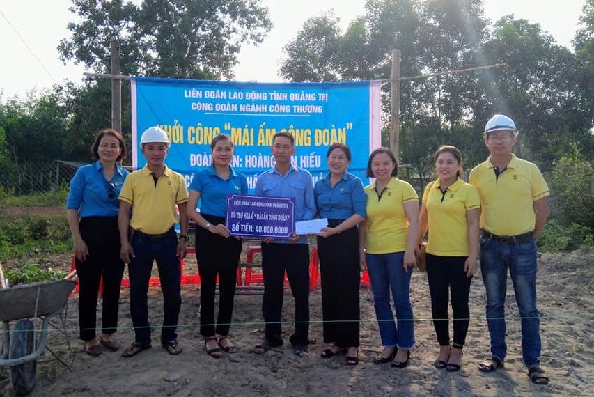Lãnh đạo LĐLĐ tỉnh Quảng Trị hỗ trợ 40 triệu đồng để xây dựng nhà “Mái ấm Công đoàn“. Ảnh” CT.