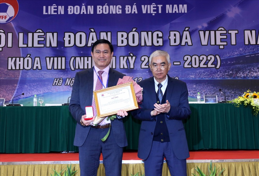 Ông Trần Anh Tú (trái) là một trong những ứng viên cho vị trí Phó Chủ tịch tài chính VFF. Ảnh: VFF