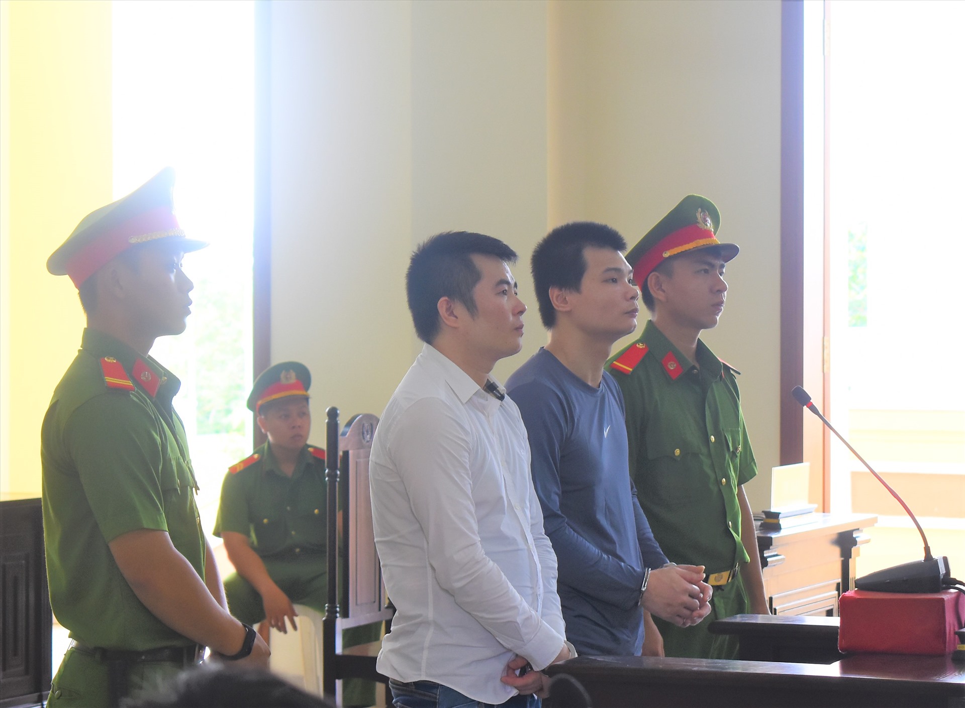 Bị cáo Đinh Thanh Sơn (áo trắng) và bị cáo Phùng Văn Khánh (áo danh dương) tại phiên tòa phúc thẩm. Ảnh: Thành Nhân