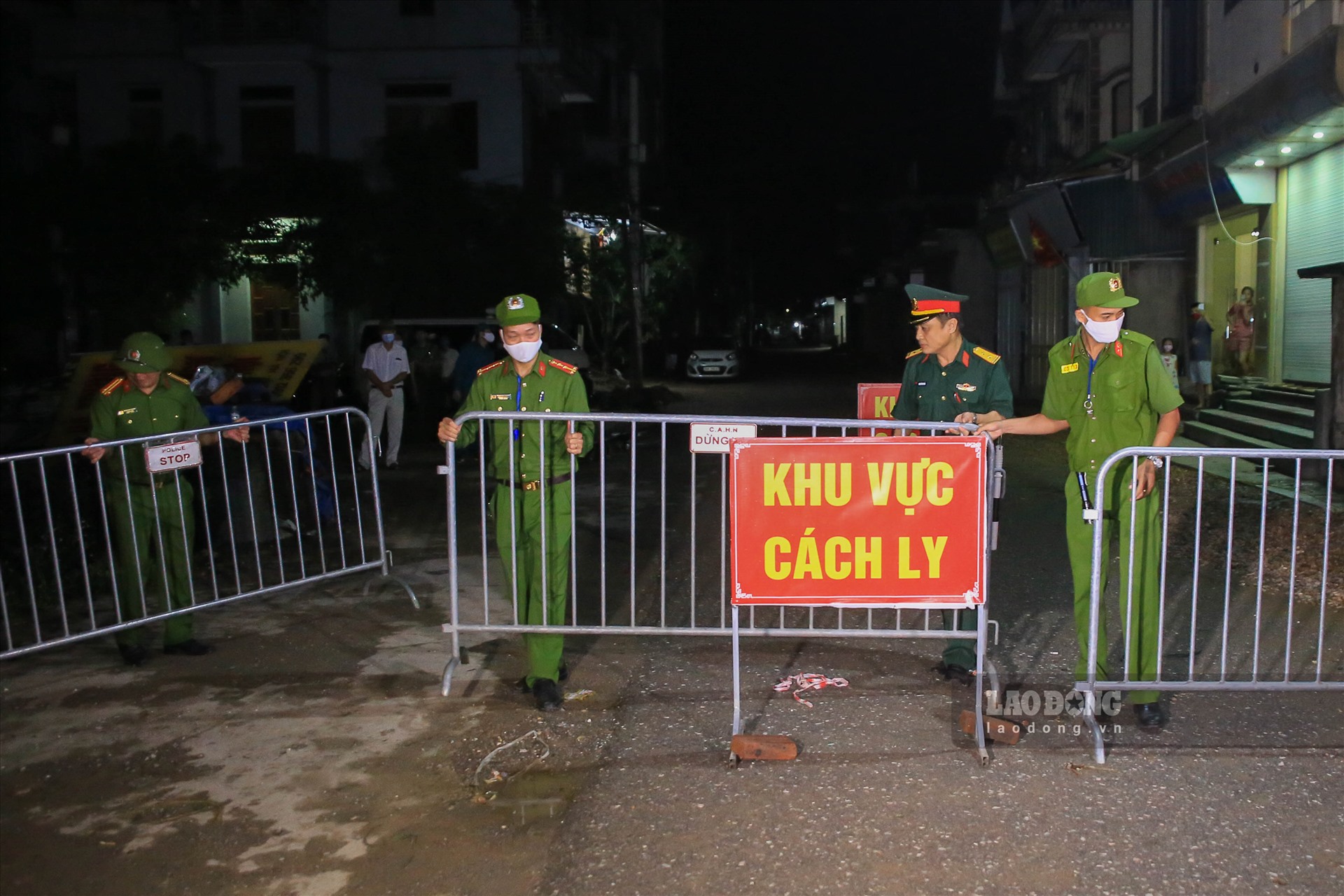 Trước đó, đúng 00h00 ngày 14.5 địa điểm cách ly cuối cùng của thành phố Hà Nội thôn Đông Cứu (xã Dũng Tiến, Thường Tín) được tháo dỡ cách ly, trong không khí hân hoan vui mừng của tất cả mọi người.