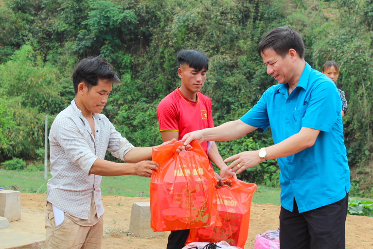 Ông Lê Thanh Hà – Chủ tịch LĐLĐ tỉnh trao quà cho các hộ gia đình. Ảnh: N.Cường