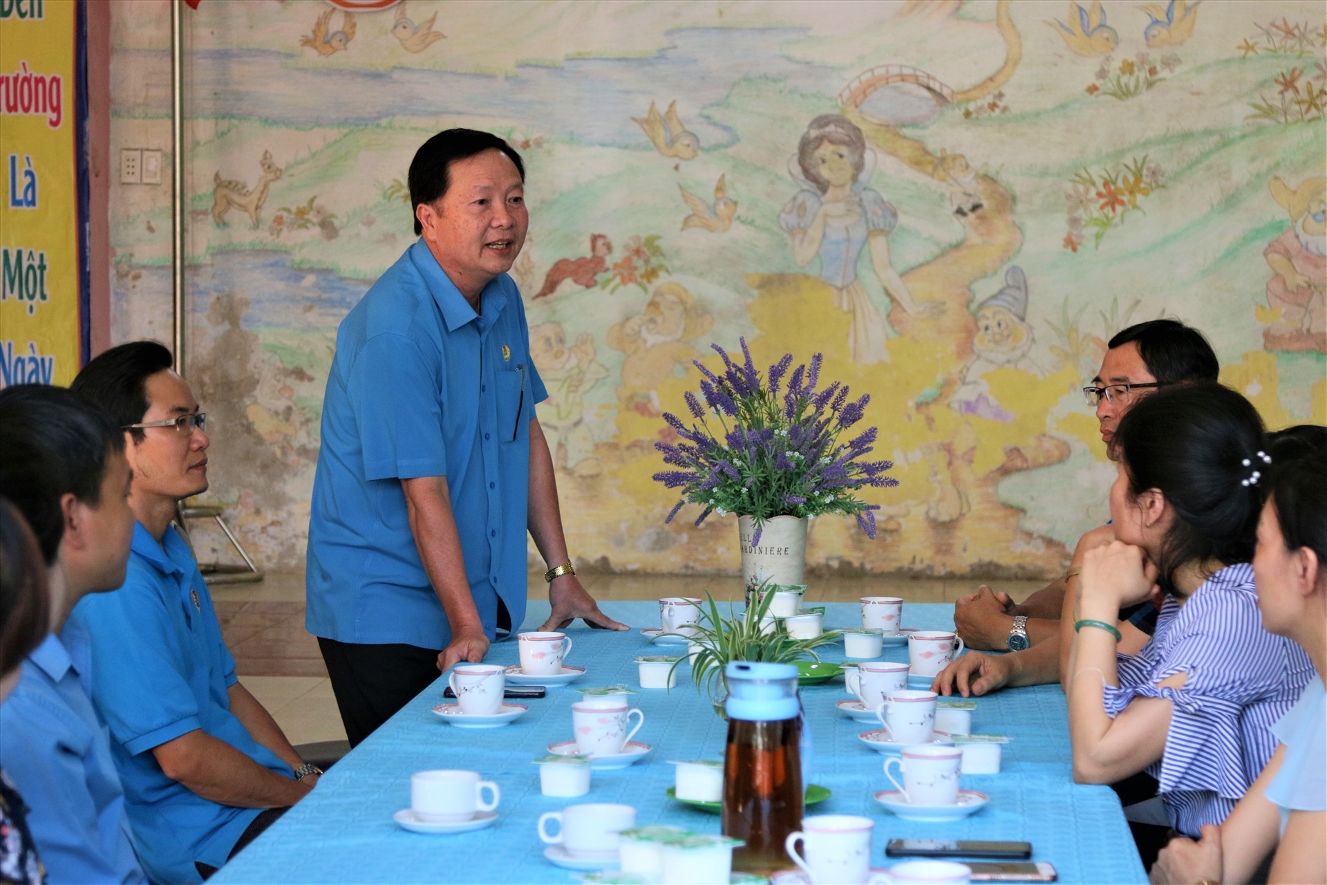 Quang cảnh buổi thăm hỏi, trao quà của đoàn công tác của LĐLĐ tỉnh Gia Lai ở trường mầm non tư thục Tuổi Thơ. Ảnh: Bảo Trung