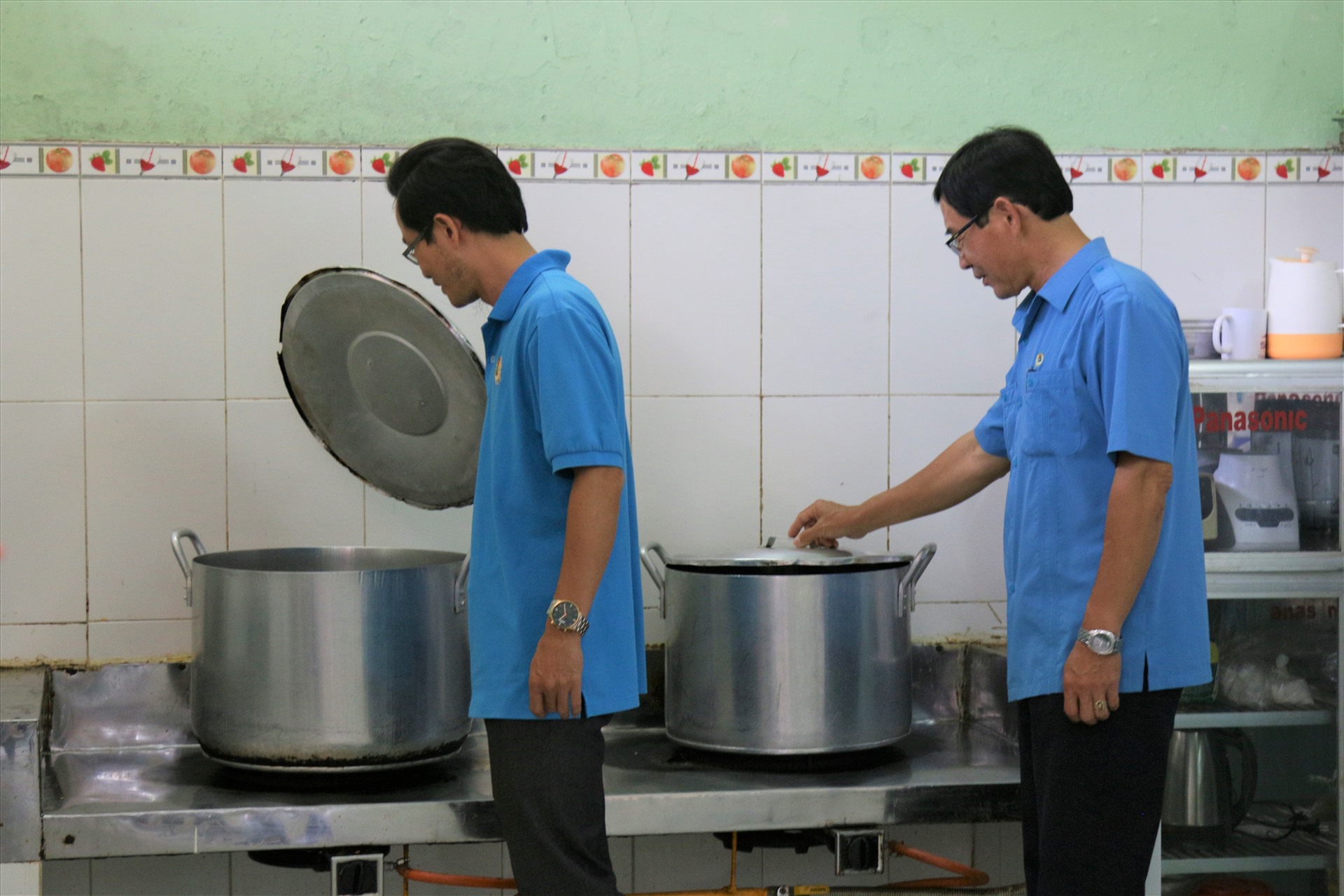 Đoàn công tác kiểm tra chất lượng an toàn vệ sinh thực phẩm tại nhà ăn của trường. Ảnh: Bảo Trung