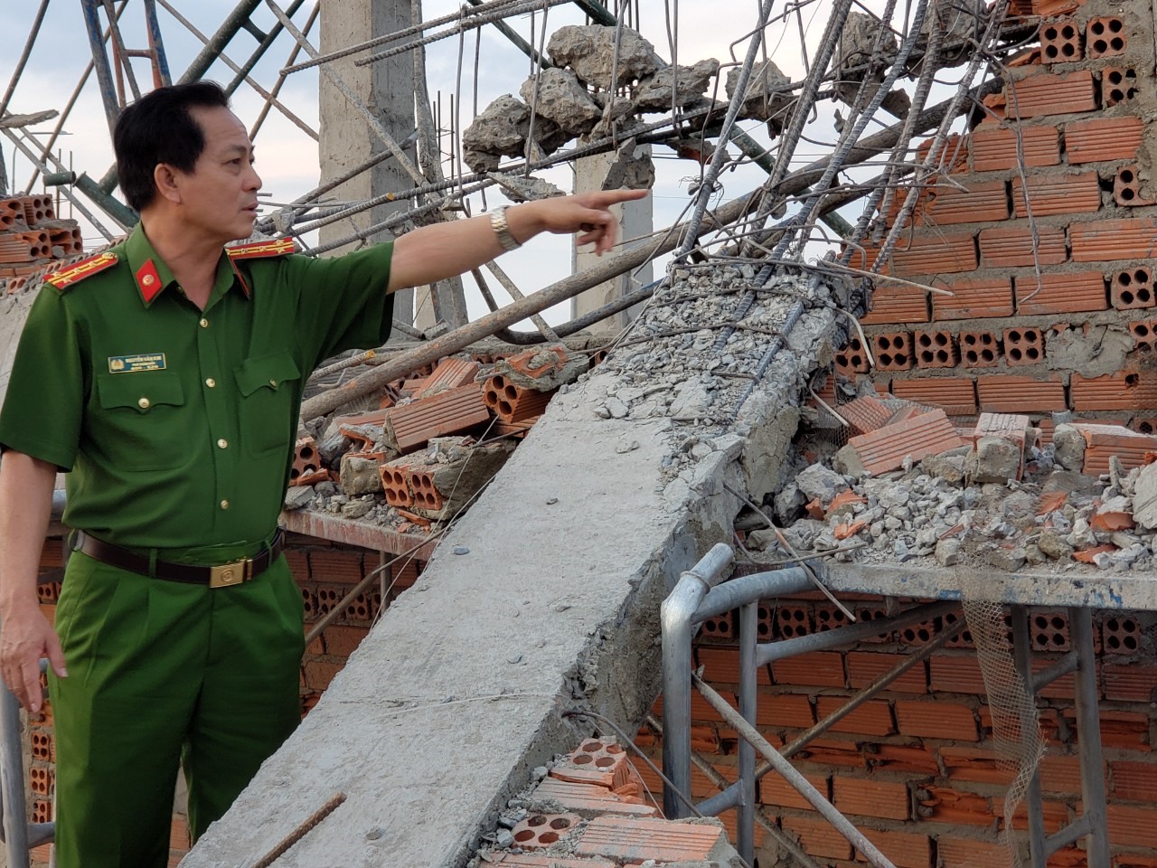 Đại tá Nguyễn Văn Kim, Thủ trưởng cơ quan cảnh sát điều tra Công an tỉnh Đồng Nai có mặt chỉ đạo hiện trường. Ảnh: Hà Anh Chiến