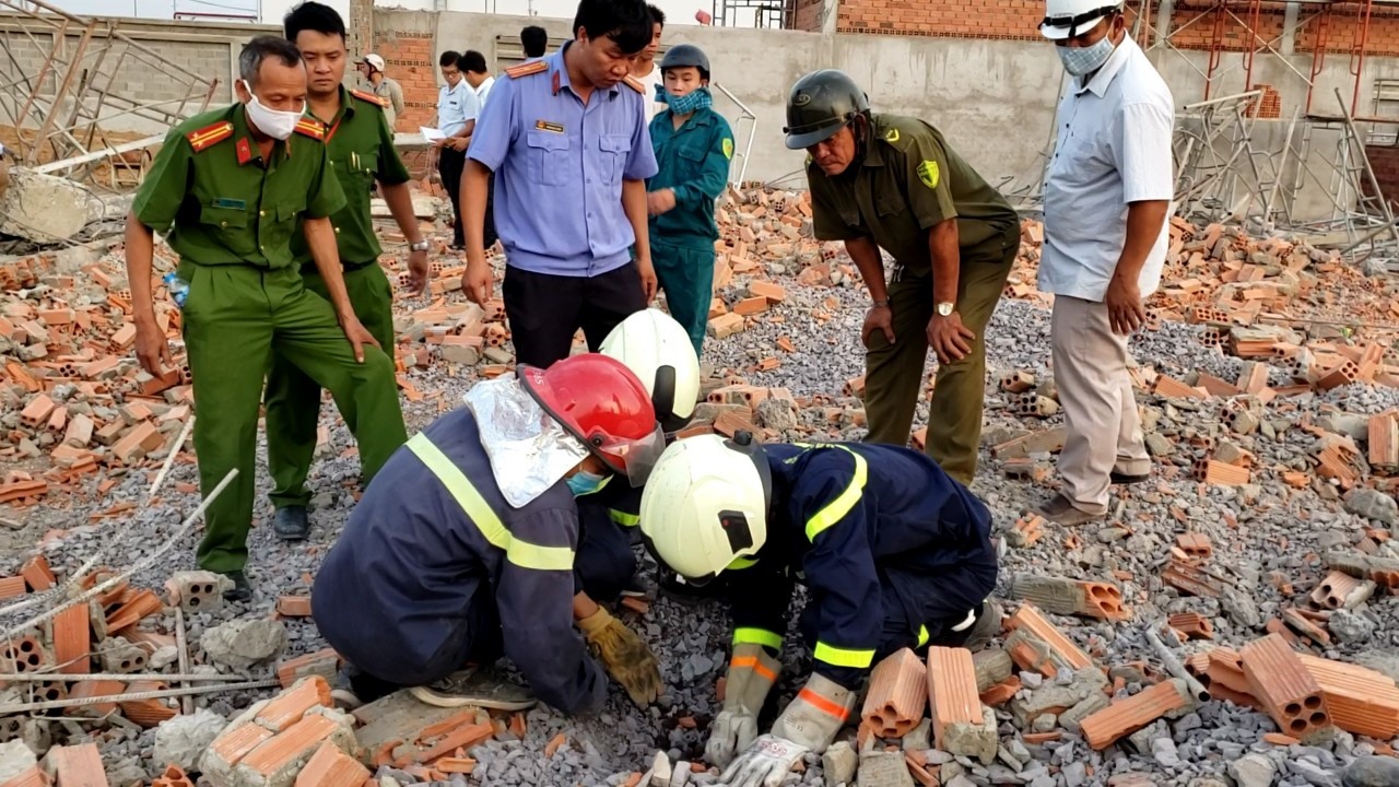 Chiều tối ngày 14.5, ông Phan Huy Anh Vũ, Giám đốc Sở Y tế tỉnh Đồng Nai cho biết, ban đầu xác định có 10 người chết, 17 người bị thương trong vụ sập công trình xây dựng nhà máy của Công ty AV Healthcare (đường số 8, Khu công nghiệp Giang Điền, huyện Trảng Bom). Ảnh: Hà Anh Chiến