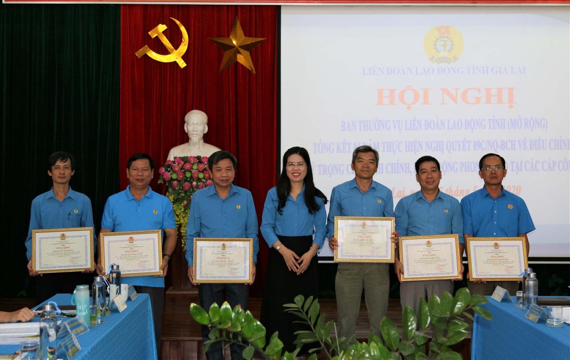 Lãnh đạo LĐLĐ tỉnh Gia Lai trao bằng khen cho những đơn vị có thành tích xuất sắc trong việc triển khai Nghị quyết. Ảnh: Bảo Trung