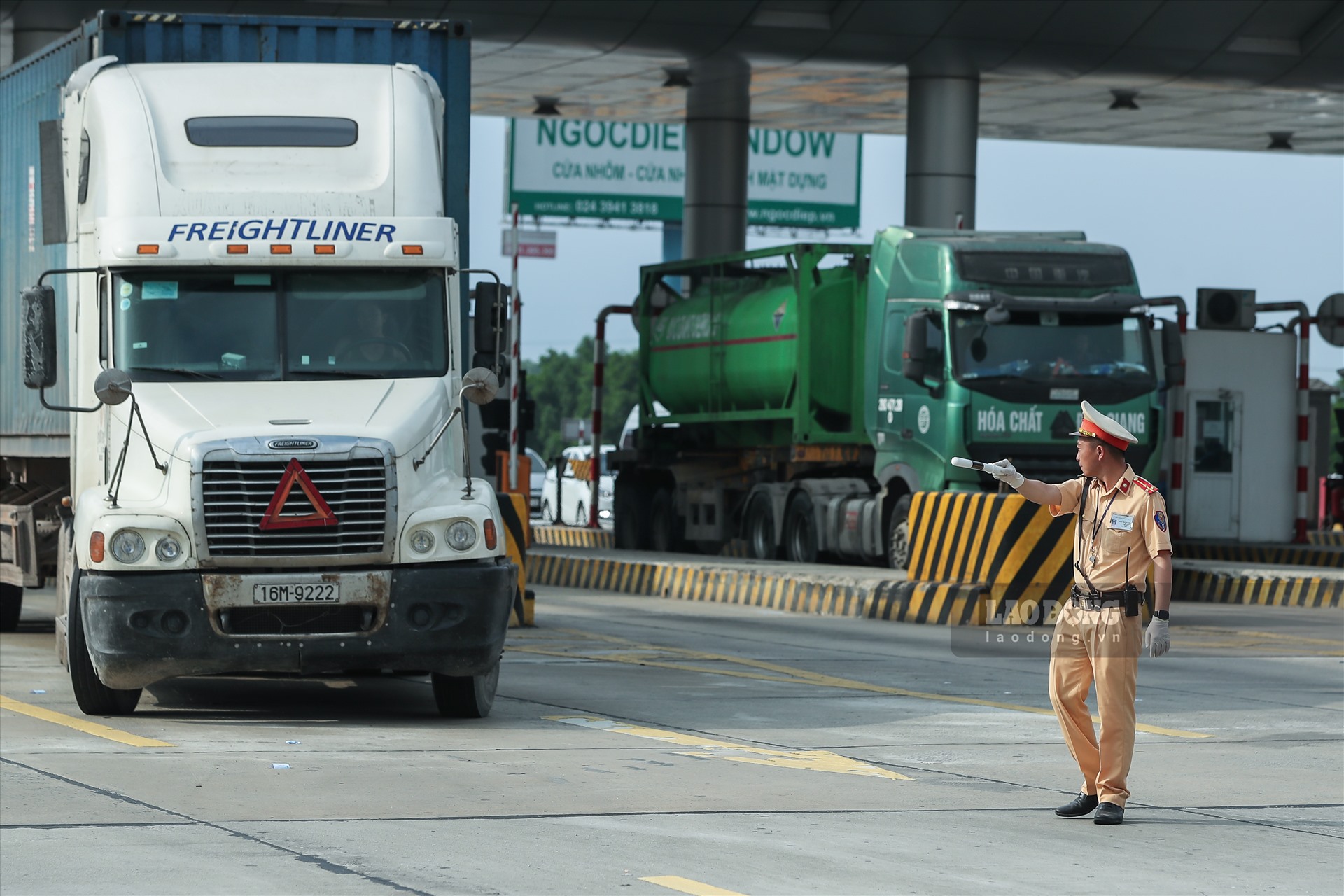 Tại Km10 cao tốc Hà Nội - Hải Phòng, lực lượng CSGT bắt đầu thực hiện việc dừng xe các phương tiện để kiểm tra.