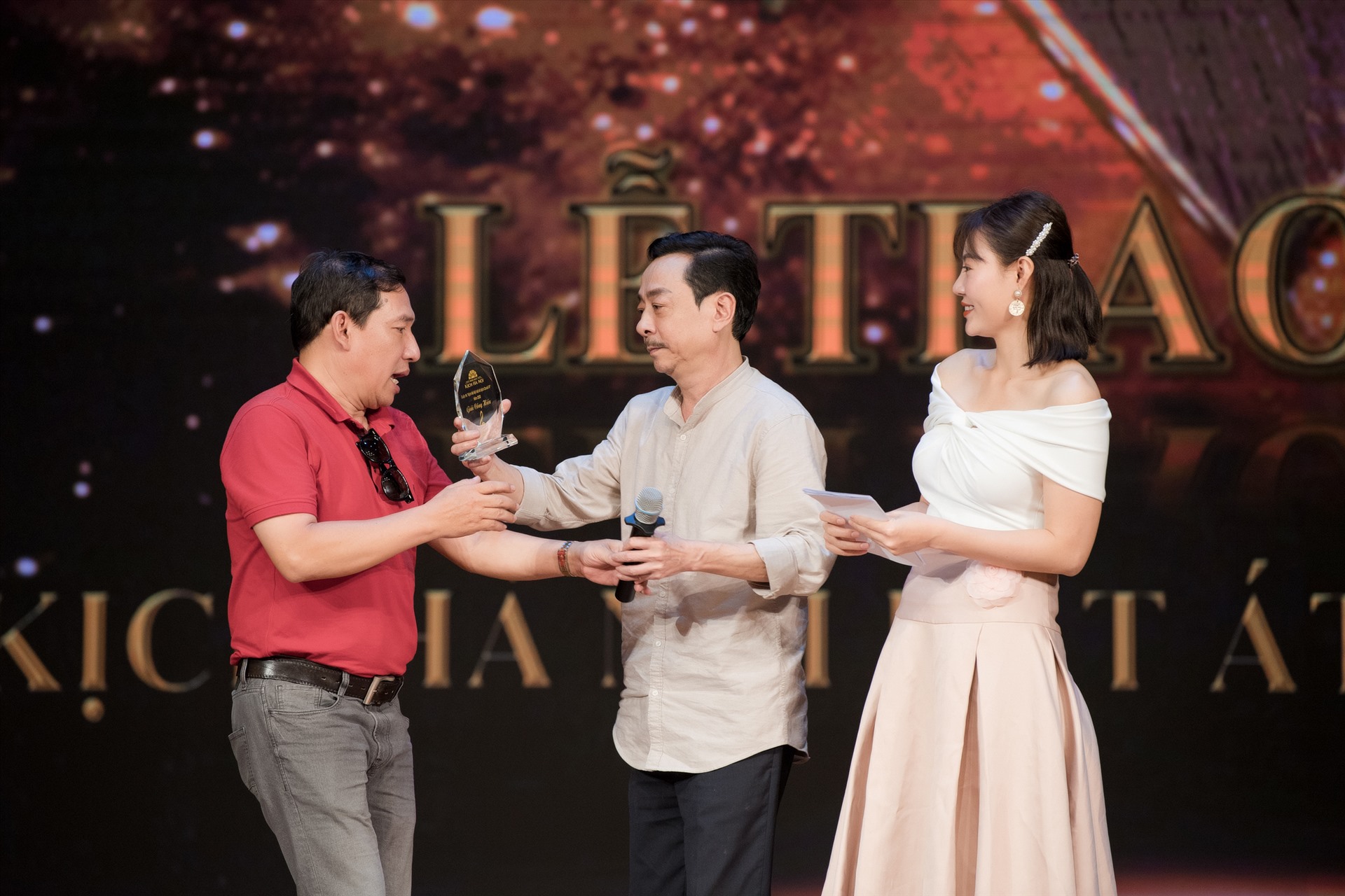 Nam danh hài Quang Thắng được NSND Hoàng Dũng trao giải Cống hiến của cuộc thi.