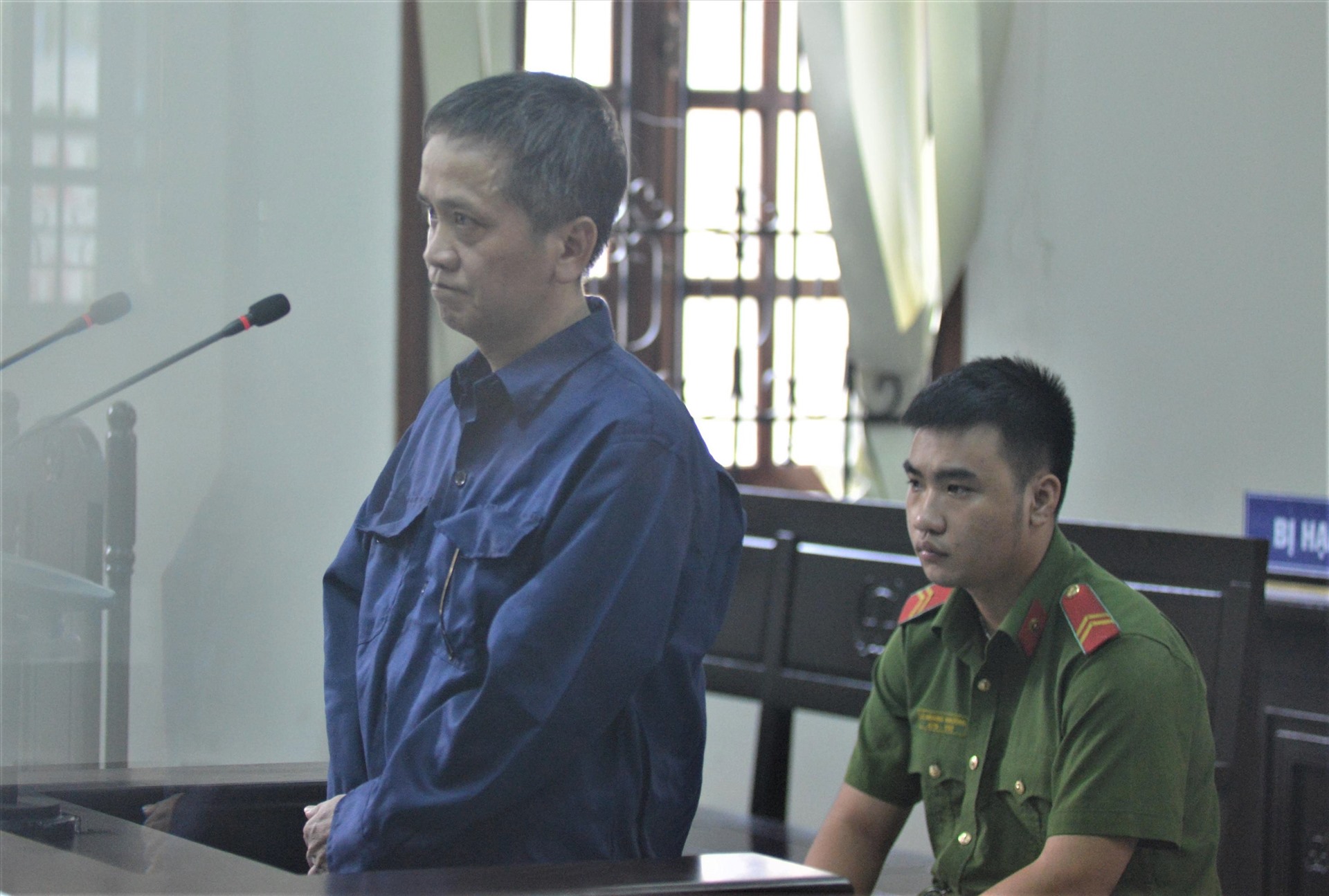 Bị cáo Nguyễn Tiến Dũng - cựu nhân viên Trung tâm hỗ trợ xã hội TPHCM tại toà sáng 15.5. Ảnh: Đình Trường.