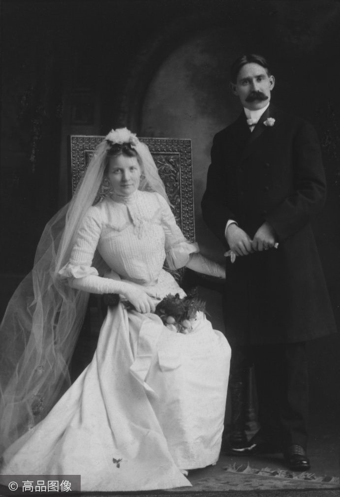 Năm 1910, các cô dâu thường thích mặc một chiếc váy cứng, bồng, hình chữ S và chiết eo. Tóc búi cao, trùm đầu ren gắn hoa. Thắt lưng là điểm nhấn làm lộ chiếc eo thon. Ảnh: Gaopintuxiang