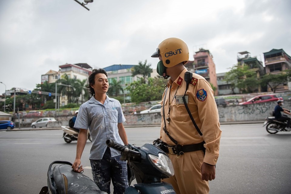 Anh Lê Ngọc Quyền (27 tuổi, trong ảnh) điều khiển xe máy không đội mũ bảo hiểm, không xuất trình được giấy phép lái xe và đăng ký xe. Ảnh: Phạm Đông