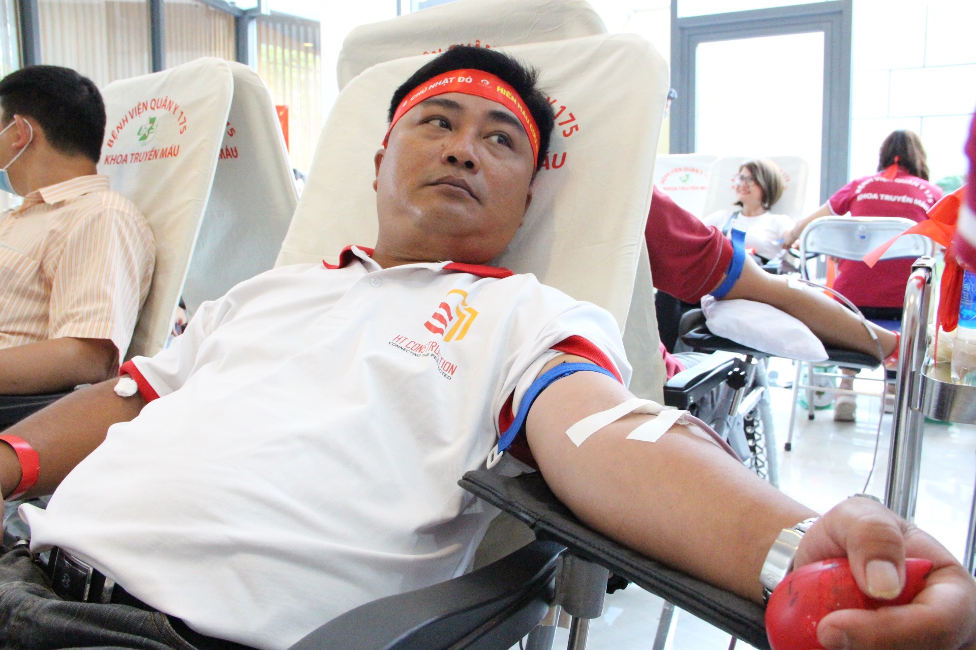 Anh Phạm Quang Kiếm làm việc tại công ty xây dựng cho biết công ty anh có 60 người cùng tham gia hiến máu sáng 15.5. Ảnh: Đình Trọng
