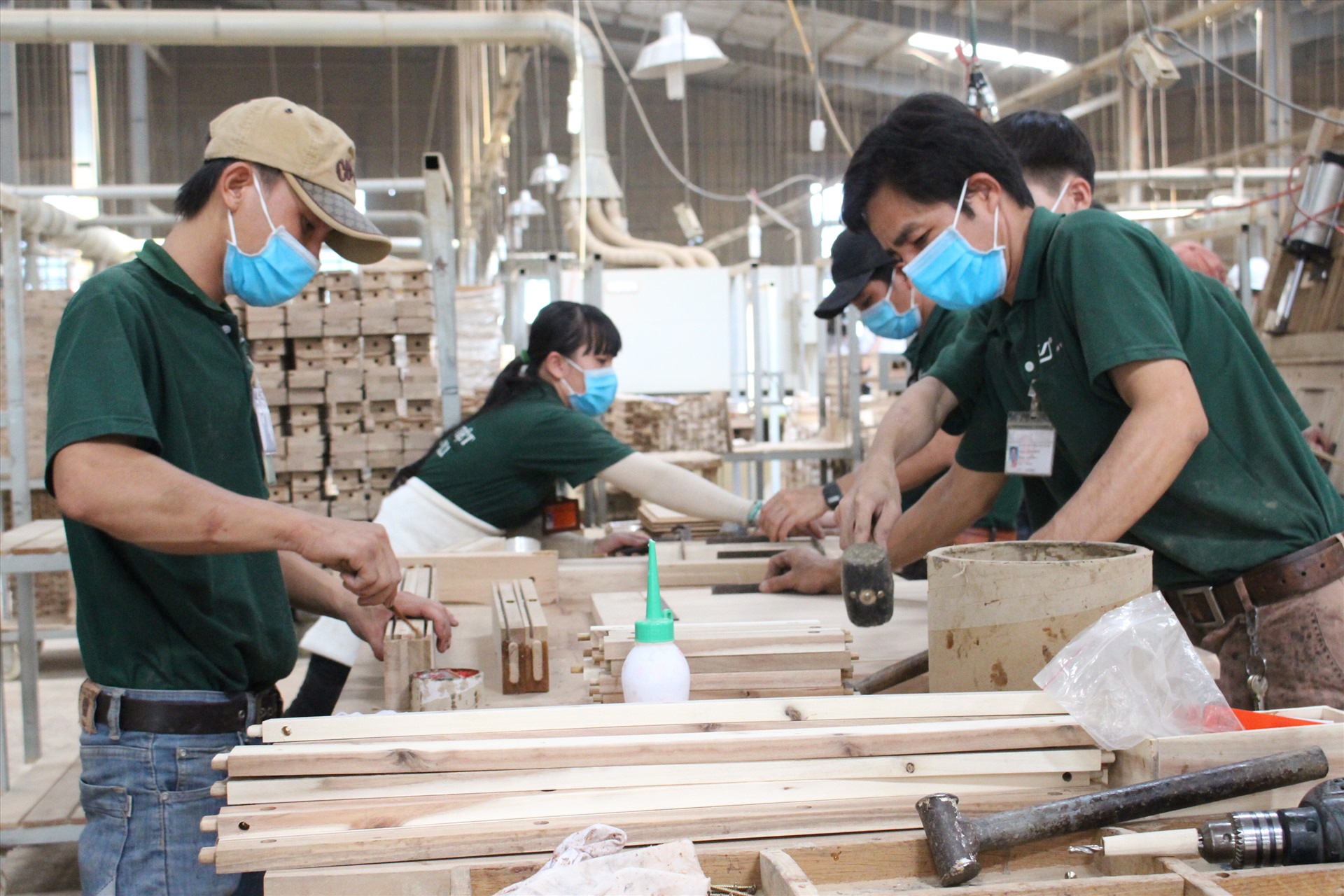 Nhiều công nhân lĩnh vực sản xuất gỗ bị mất việc làm. Ảnh: Đình Trọng