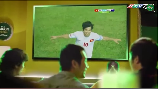 Công Phượng mặc áo đội tuyển U19 Việt Nam quảng cáo bia. Ảnh cắt từ video