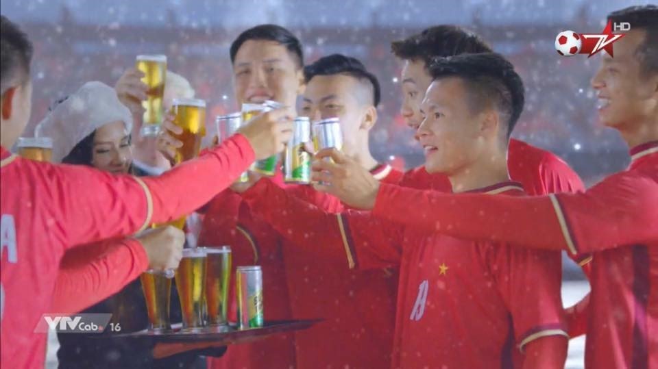 Quang Hải quảng cáo bia trên truyền hình với màn tái hiện pha đá phạt tại trận chung kết U23 Châu Á 2018. Ảnh cắt từ video