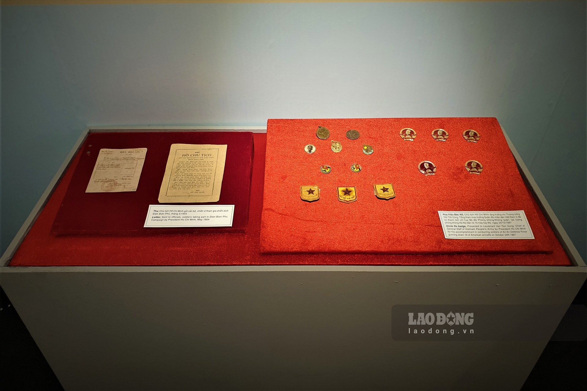 Đặc biệt, bộ sưu tập huân huy chương mà Chủ tịch Hồ Chí Minh đã dành tặng cho những tập thể, cá nhân có thành tích tiêu biểu trong các cuộc kháng chiến cũng được trưng bày tại buổi triển lãm. Ảnh Tùng Giang