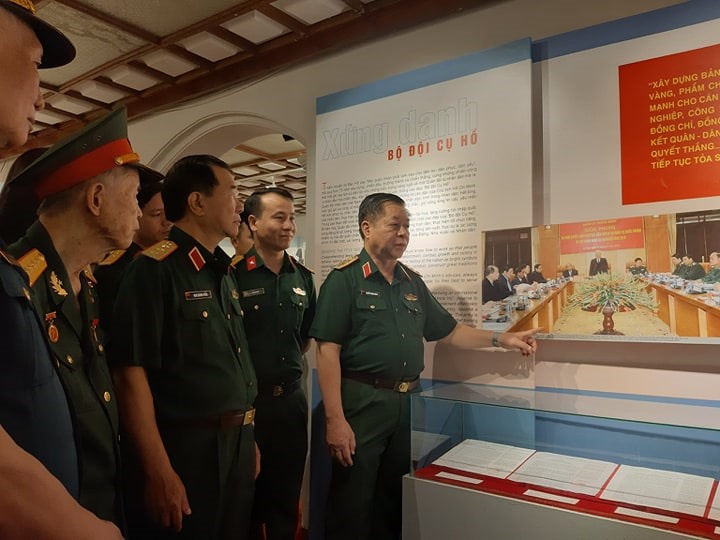 Thượng tướng Nguyễn Trọng Nghĩa - Phó Chủ nhiệm Tổng Cục chính trị Quân đội nhân dân Việt Nam tham quan tại triển lãm. Ảnh Ái Vân